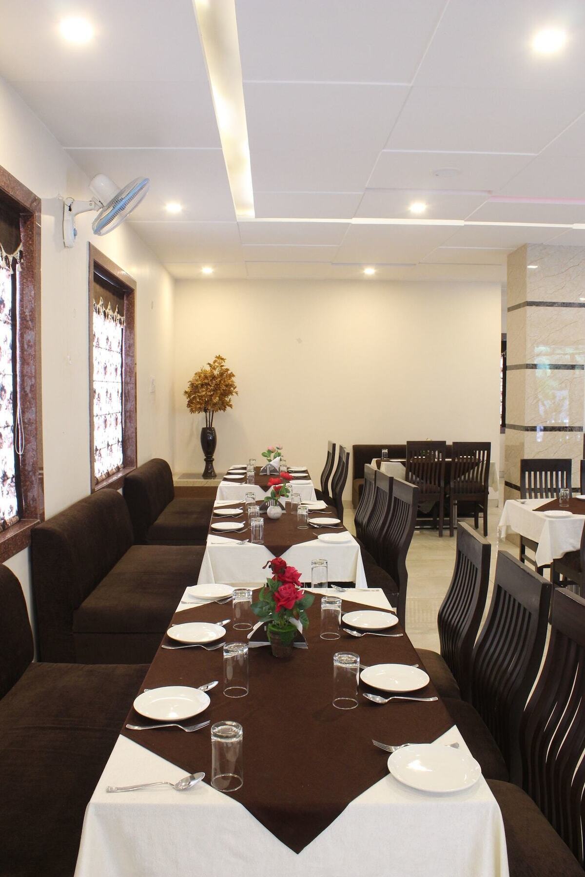 Regal Hotel And Restaurant Mathura Exterior photo